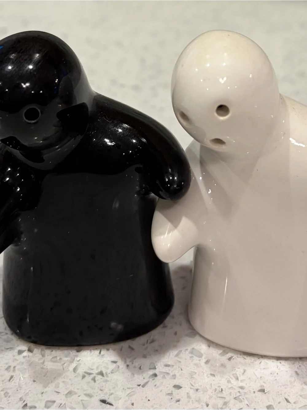 Paris embrace Ceramic Hug Salt & Pepper Shaker Set - Black and White
